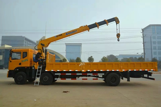 東風(fēng)新款小三軸隨車(chē)吊