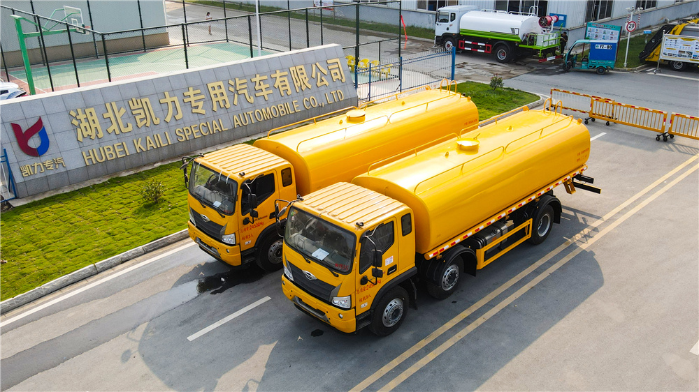 20噸灑水車(chē)-福田小三軸國(guó)六20方灑水車(chē)廠(chǎng)家價(jià)格（全黃）