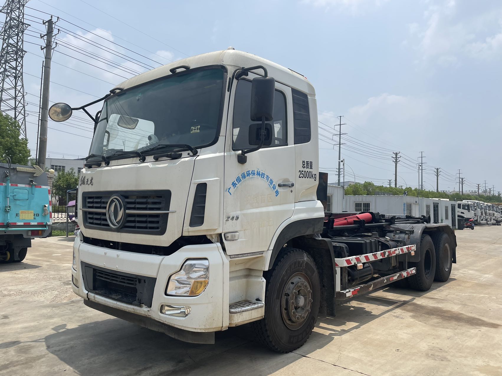 天龍后八輪勾臂(同款2臺(tái)) 2??年份：2019年5月 3??發(fā)動(dòng)機(jī)：康機(jī)245馬力，國(guó)五 4??底盤配置：東風(fēng)天龍底盤，5700軸距，7檔變速箱，1100鋼絲