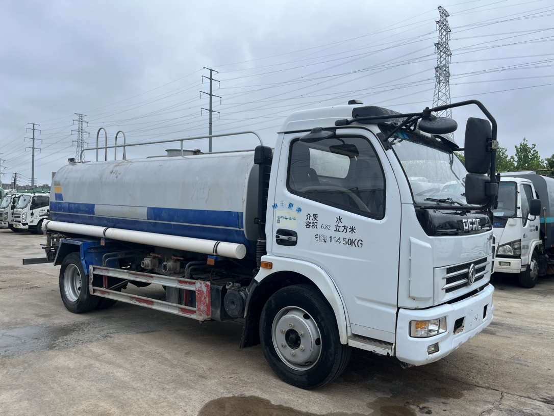 二手10方灑水車 2??年份：2020年5月 3??發(fā)動(dòng)機(jī)：朝柴156馬力，國(guó)五 4??底盤配置：東風(fēng)多利卡底盤，3800軸距，245真空胎，六檔變速箱，備胎未