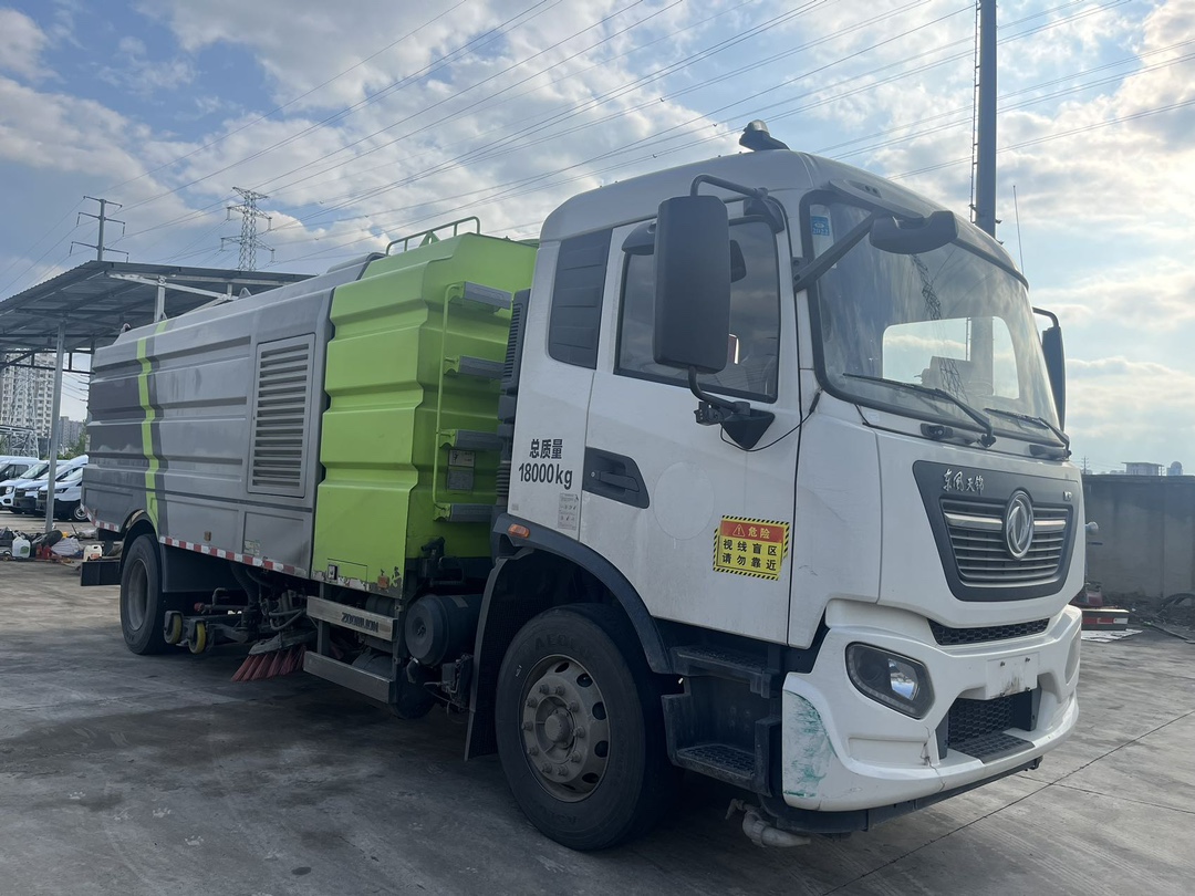 二手中聯(lián)16方洗掃車 2??年份：2021年5月 3??發(fā)動(dòng)機(jī)：康機(jī)230馬力，國(guó)六 3??底盤配置：東風(fēng)天錦底盤，六檔變速箱，5300軸距，275真空胎 4?