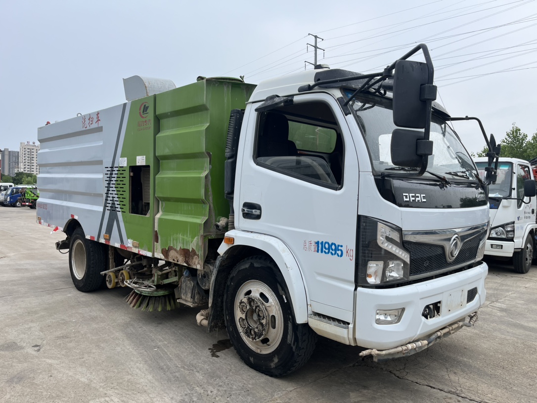 二手國(guó)六8方洗掃 2??年份：2021年4月 3??發(fā)動(dòng)機(jī)：云內(nèi)150馬力，國(guó)六 4??底盤配置：東風(fēng)福瑞卡底盤，3800軸距，825鋼絲胎，六檔變速箱。 5?